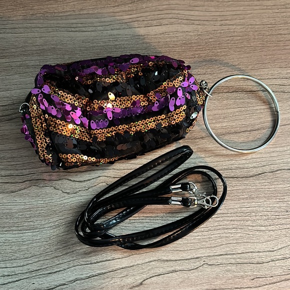 Sequined Wristlet with optional crossbody strap - Picture 3 of 4